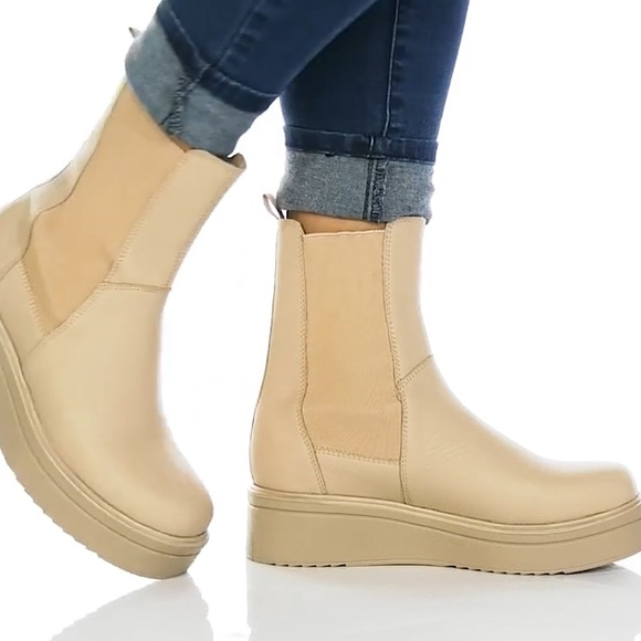 STEVE MADDEN-  Clarisa Chelsea Boot in color sand - Picture 5 of 11